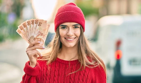 Jovem Hispânica Usando Boné Segurando Notas Lira Turca Cidade — Fotografia de Stock