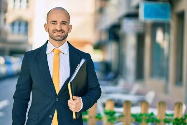 Junger Hispanischer Glatzköpfiger Geschäftsmann Lächelt Glücklich Und Hält Ordner Der — Stockfoto