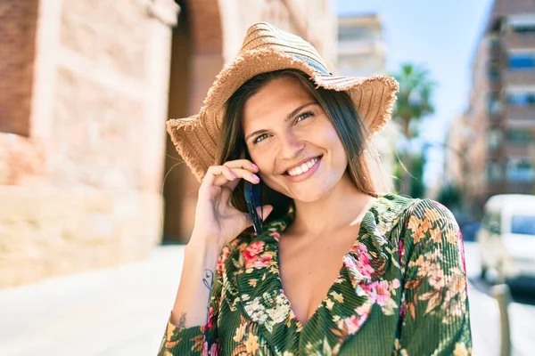 Beautiful Caucasian Woman Smiling Happy Sunny Day Outdoors Speaking Phone — Stock Photo, Image