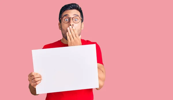 Giovane Uomo Ispanico Tenendo Vuoto Striscione Vuoto Che Copre Bocca — Foto Stock