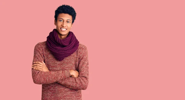 年轻的非洲裔美国人 身穿休闲的冬季毛衣 头戴围巾 面带微笑 交叉着双臂看着相机 积极的人 — 图库照片