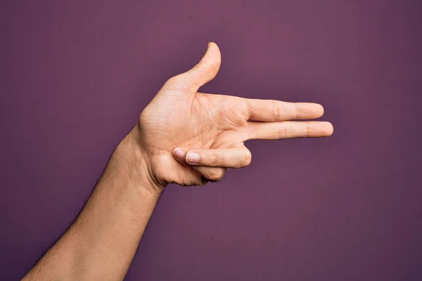 Mão Homem Jovem Caucasiano Mostrando Dedos Sobre Fundo Roxo Isolado — Fotografia de Stock