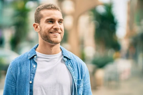 Young Caucasian Man Smiling Happy Standing City — Stock Photo, Image