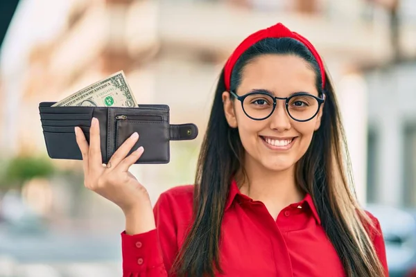 Young Hispanic Woman Smiling Happy Holding Wallet One Dollar City — Stock Photo, Image