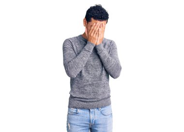 Ağlarken suratını ellerle kapatan sıradan bir süveter giyen İspanyol yakışıklı genç adam. depresyon kavramı. 