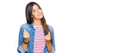 Genç esmer kadın gündelik giysiler giyer. Elleriyle para hareketi yapar. Maaş ister, milyoner iş ister. 