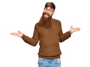 Genç İrlandalı kızıl elbiseli ve gözlüklü adam gülümseyerek avuçlarını açıyor, sunuyor ve reklam karşılaştırması yapıyor ve dengeyi sağlıyor. 