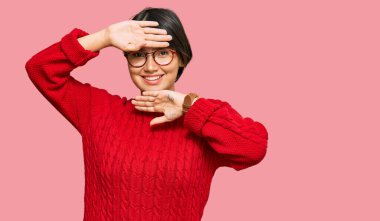 Kısa saçlı, sıradan süveter giyen, gülümseyen gözlüklü, neşeli yüzüyle bön bön bakan güzel İspanyol bir kadın. Şaşırdım ve çıktım. 