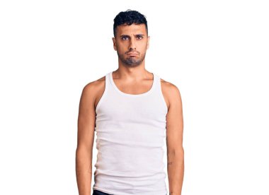 Günlük giysiler giyen genç İspanyol bir adam depresyonda ve sıkıntıdan endişe ediyor, kızgın ve korkmuş bir şekilde ağlıyor. hüzünlü ifade. 