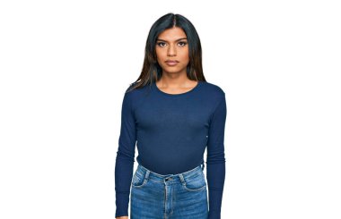 Genç Latin transseksüel kadın. Yüzünde ciddi bir ifade olan gündelik kıyafetler giyiyor. Basit ve doğal bir şekilde kameraya bakıyorsun.. 