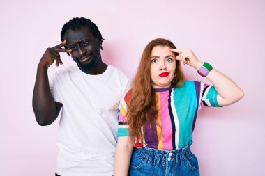 Sıradan giysiler giyen ırklar arası bir çift. Alnındaki sorun yüzünden endişeli ve stresli. Kriz için endişeli. 