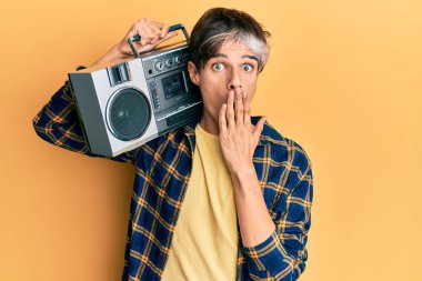 Latin asıllı genç bir adam kasetçalar tutuyor. Ağzını eliyle kapatan müzik dinliyor. Şok geçiriyor ve hata yapmaktan korkuyor. şaşırmış ifade 