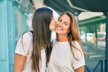 Güzel İspanyol anne ve kızı şehirde öpüşüyor..