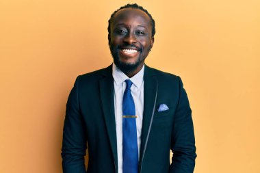 Yakışıklı, genç, siyah takım elbiseli, kravatlı, yüzünde mutlu ve havalı bir gülümseme vardı. şanslı kişi. 