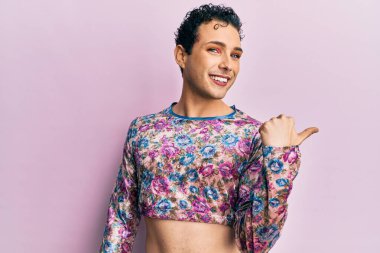 Makyaj yapan yakışıklı bir adam. Moda kıyafetleri giyiyor. Gülümsüyor, gülümsüyor.. 