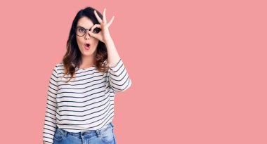 Güzel, genç, esmer bir kadın, günlük kıyafetler ve gözlük takıyor. Şaşırmış yüz ifadesiyle, parmaklarından bakan gözleriyle şok geçiriyor. İnançsız ifade. 