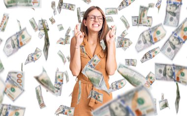 Genç, güzel, sarışın, sıradan kıyafetler ve gözlük takan umut ve gözlerle gülümseyen bir kadın. Şans ve batıl inançlar.