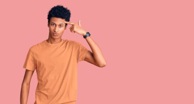 Sıradan kıyafetler giyen genç Afro-Amerikalı adam alnındaki sivilceden mutsuz olduğunu gösteriyor, siyah noktalı çirkin bir enfeksiyon. sivilce ve deri problemi 