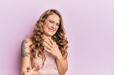 Gayri resmi giyinen genç sarışın kız tiksinti ifadesi takınıyordu. Tiksinti reaksiyonu yüzünden tiksinti ve korku ifadesi takınıyordu. Eller havada. 