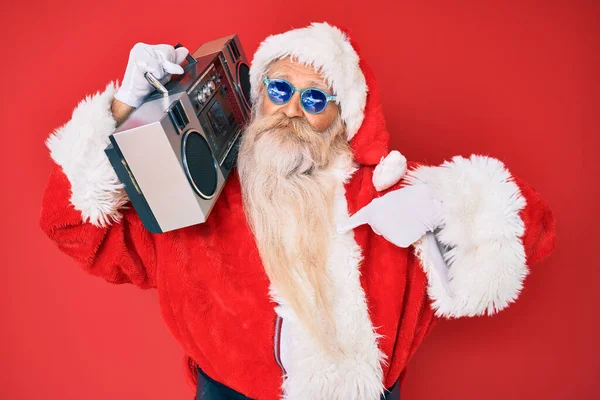 Starý Muž Kostýmu Santa Clause Boomboxu Ukazující Prstem Jedno Usmívá — Stock fotografie