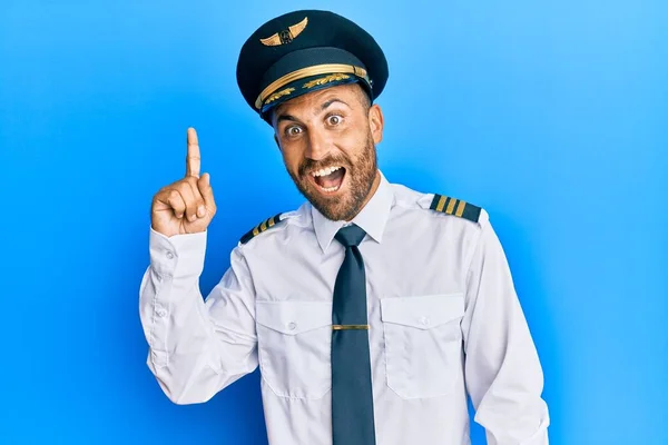 Bel Homme Barbu Portant Uniforme Pilote Avion Pointant Doigt Avec — Photo