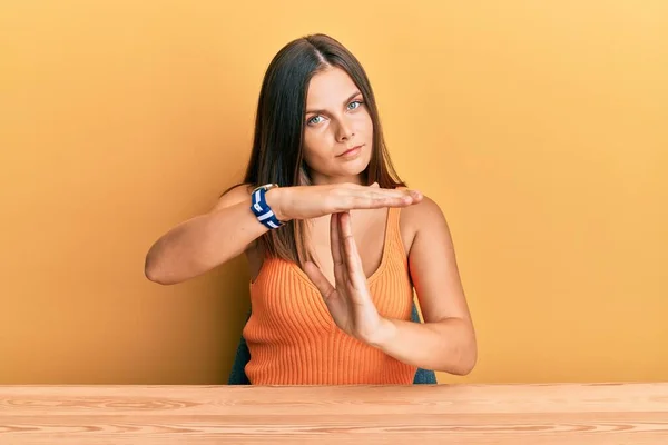 Ung Kaukasiska Kvinna Bär Casual Kläder Sitter Bordet Sitter Time — Stockfoto