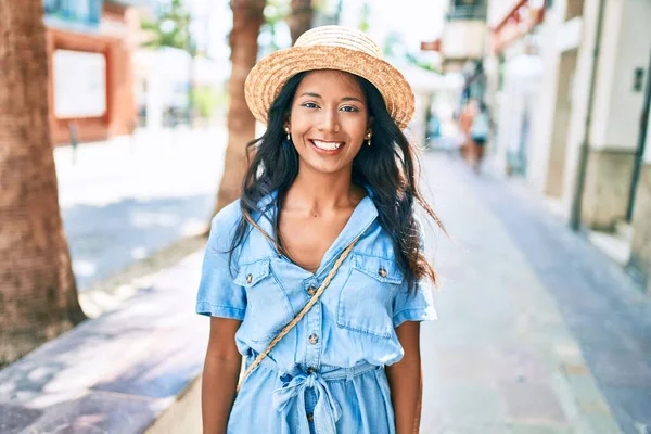 Jovem Bela Mulher Indiana Usando Chapéu Verão Sorrindo Feliz Andando — Fotografia de Stock