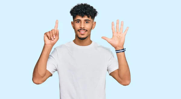 Jovem Árabe Homem Vestindo Casual Branco Shirt Mostrando Apontando Para — Fotografia de Stock