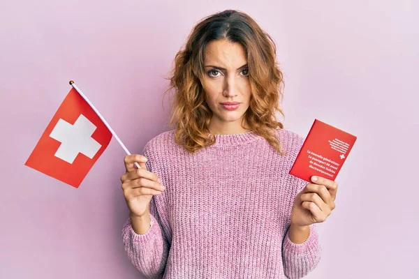 Ung Kaukasisk Kvinna Med Schweizisk Flagga Och Pass Skeptisk Och — Stockfoto