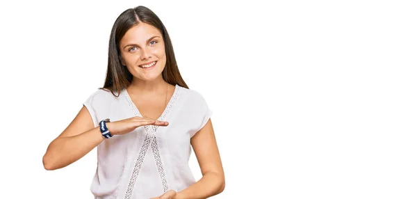 年轻的高加索女人穿着休闲装 手拿着大号和大号的手势 测量符号 微笑着看着摄像机 计量概念 — 图库照片