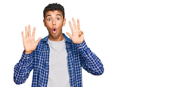 Jonge Knappe Afro Amerikaanse Man Draagt Casual Kleding Tonen Wijzen — Stockfoto