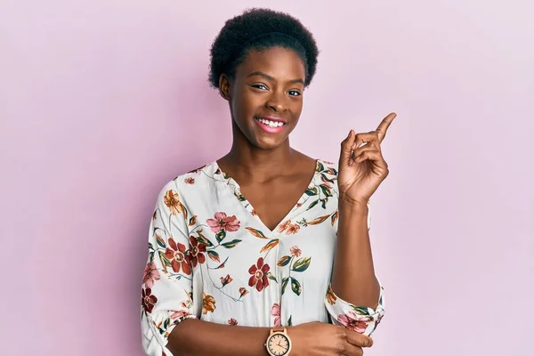 Junge Afroamerikanerin Trägt Lässige Kleidung Mit Einem Breiten Lächeln Gesicht — Stockfoto