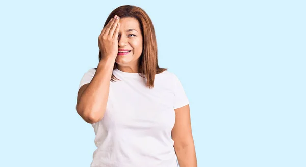 Mujer Latina Mediana Edad Que Usa Una Camiseta Blanca Casual —  Fotos de Stock