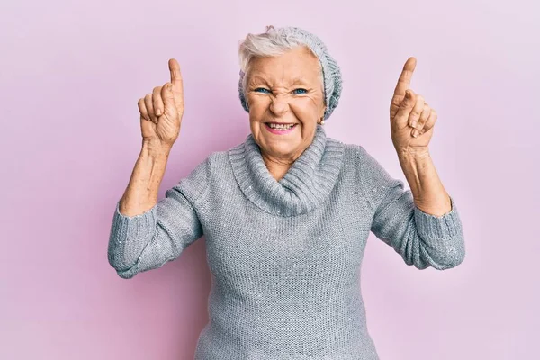 Senior Mujer Pelo Gris Señalando Hacia Arriba Con Los Dedos — Foto de Stock