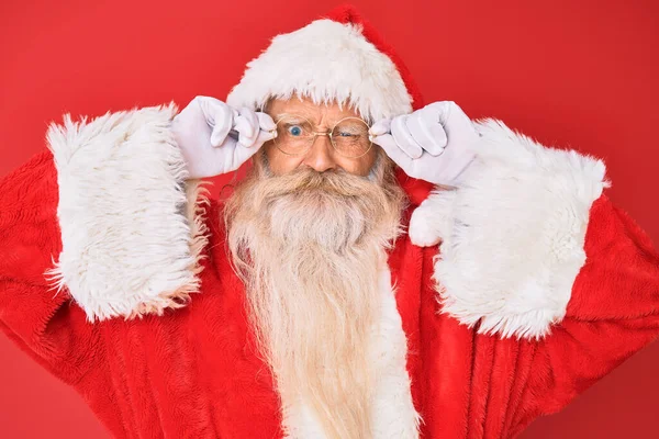 Stařec Šedivými Vlasy Dlouhými Vousy Kostýmu Santa Clause Brýlemi Skeptickými — Stock fotografie