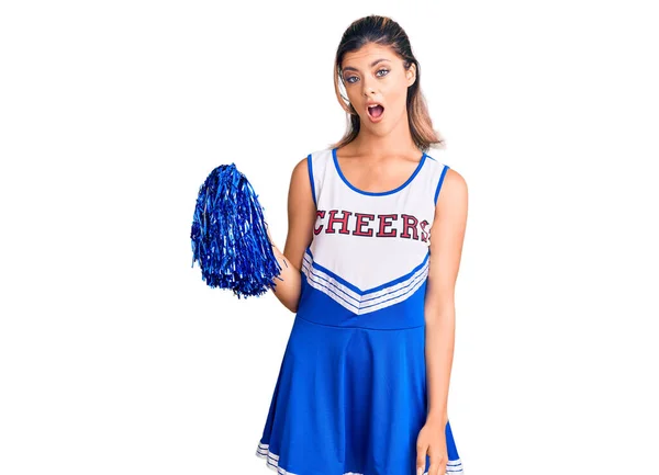 Ung Vacker Kvinna Bär Cheerleader Uniform Chock Ansikte Ser Skeptisk — Stockfoto