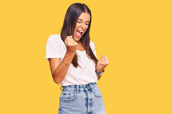 Mujer Hispana Joven Con Camiseta Blanca Casual Celebrando Sorprendida Sorprendida —  Fotos de Stock