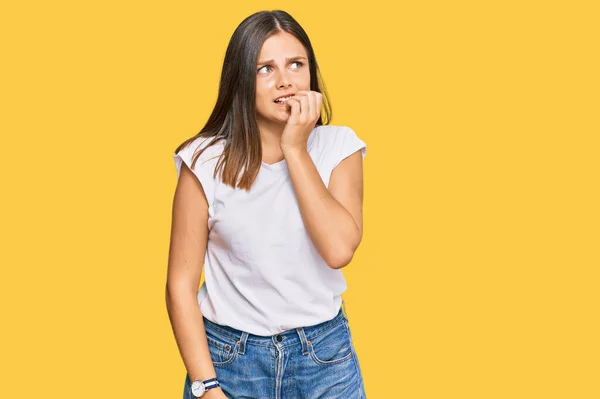 Mulher Caucasiana Jovem Vestindo Camiseta Branca Casual Olhando Estressado Nervoso — Fotografia de Stock