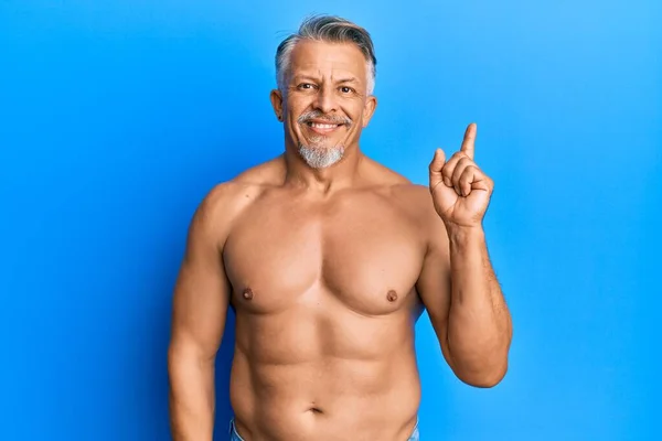 Hombre Pelo Gris Mediana Edad Pie Sin Camisa Con Una — Foto de Stock