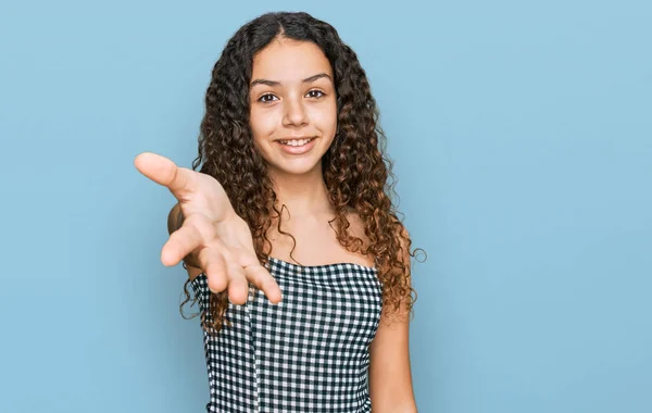 Teenager Ισπανόφωνη Κοπέλα Φορώντας Casual Ρούχα Χαμογελώντας Φιλικό Προσφέροντας Χειραψία — Φωτογραφία Αρχείου
