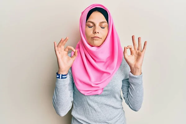 Młoda Kaukaska Kobieta Nosząca Tradycyjny Islamski Szalik Hidżabski Relaksuje Się — Zdjęcie stockowe
