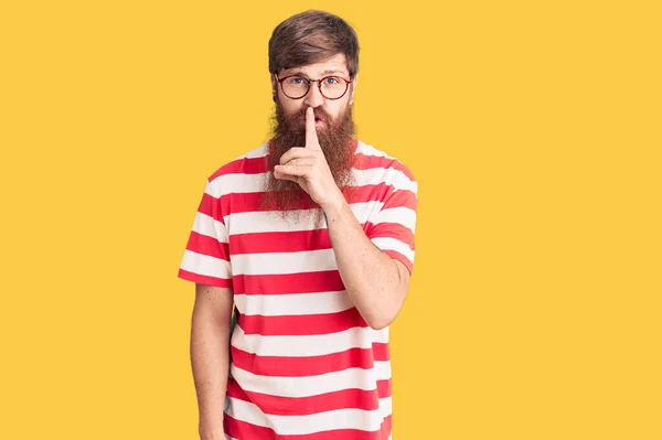 Bonito Jovem Homem Cabeça Vermelha Com Barba Longa Vestindo Roupas — Fotografia de Stock