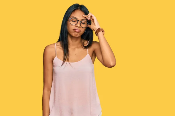 若いアフリカ系アメリカ人の女性は カジュアルな服や眼鏡を着用し 額に手で問題について心配し 緊張し 危機を切望 — ストック写真