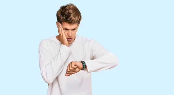 Knappe Blanke Man Draagt Casual Witte Trui Kijkend Naar Horloge — Stockfoto