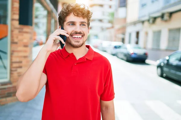 Joven Hombre Caucásico Guapo Sonriendo Feliz Conversar Smartphone Ciudad —  Fotos de Stock