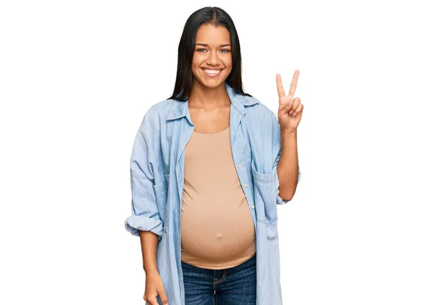 Mulher Hispânica Bonita Esperando Bebê Mostrando Barriga Grávida Sorrindo Com — Fotografia de Stock