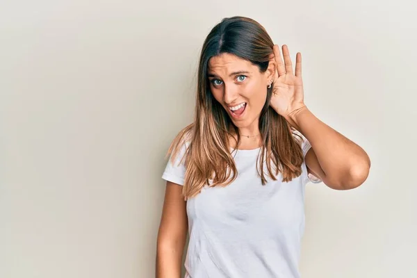 Morena Jovem Mulher Vestindo Casual Shirt Branca Sorrindo Com Mão — Fotografia de Stock