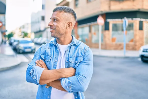 Ung Kaukasisk Man Ler Glad Promenader Stan — Stockfoto