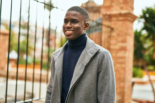 Jeune Homme Afro Américain Souriant Heureux Debout Ville — Photo