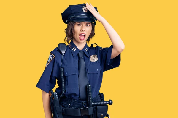 Ung Vacker Flicka Bär Polisuniform Överraskad Med Hand Huvudet För — Stockfoto